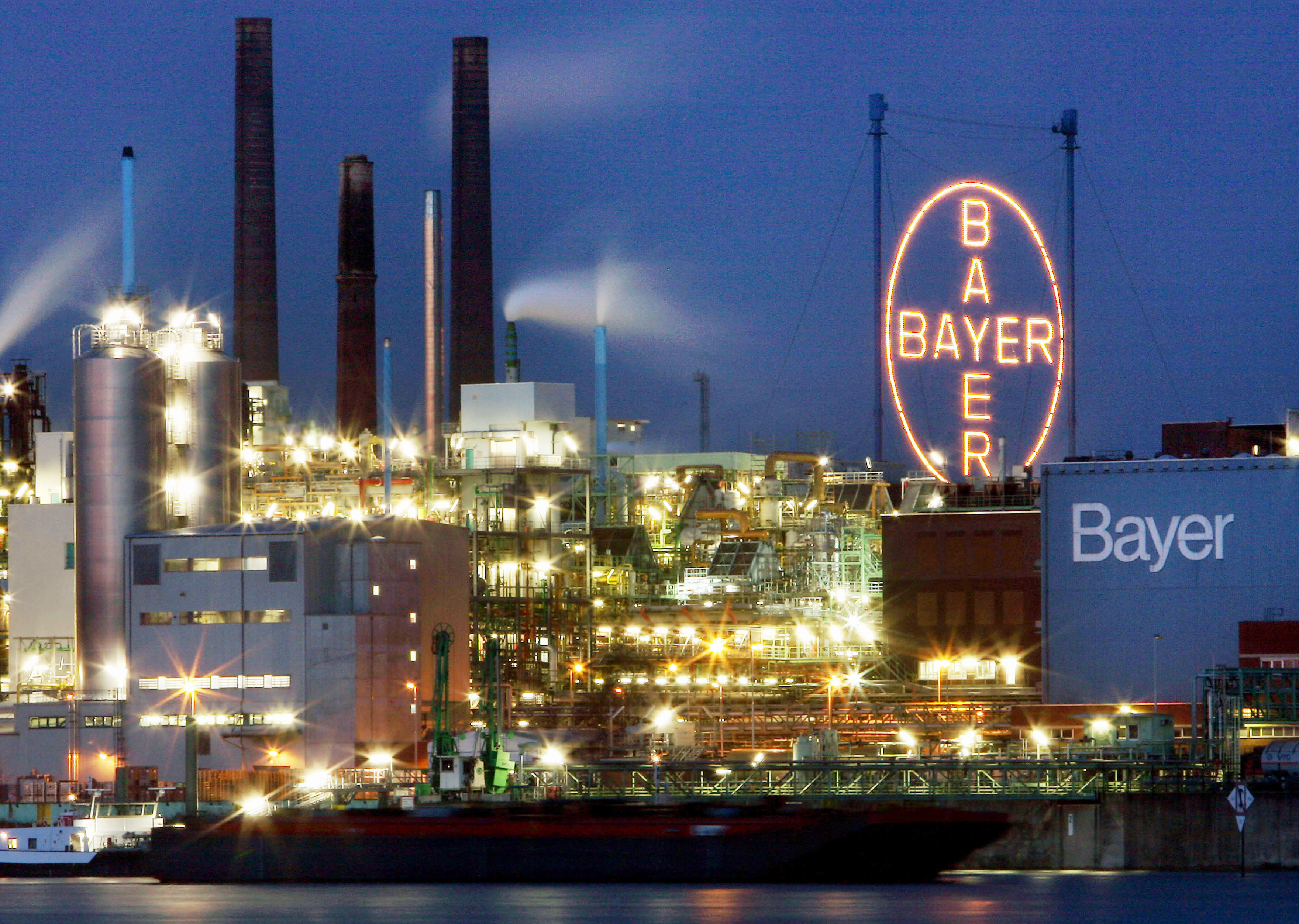Какая промышленность в германии. Завод Байер в Германии. Промышленность Германии Bayer. Химический завод в Германии. Химическая промышленность ФРГ.